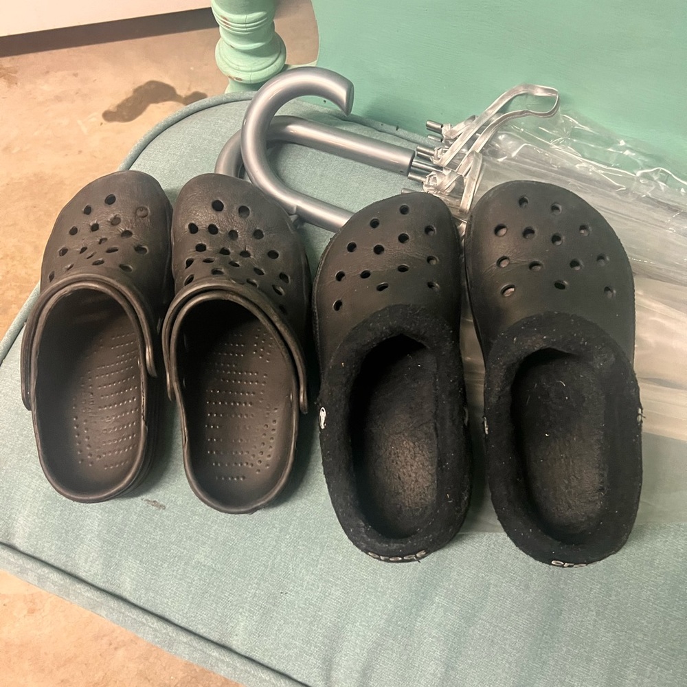 2 crocs shoes black